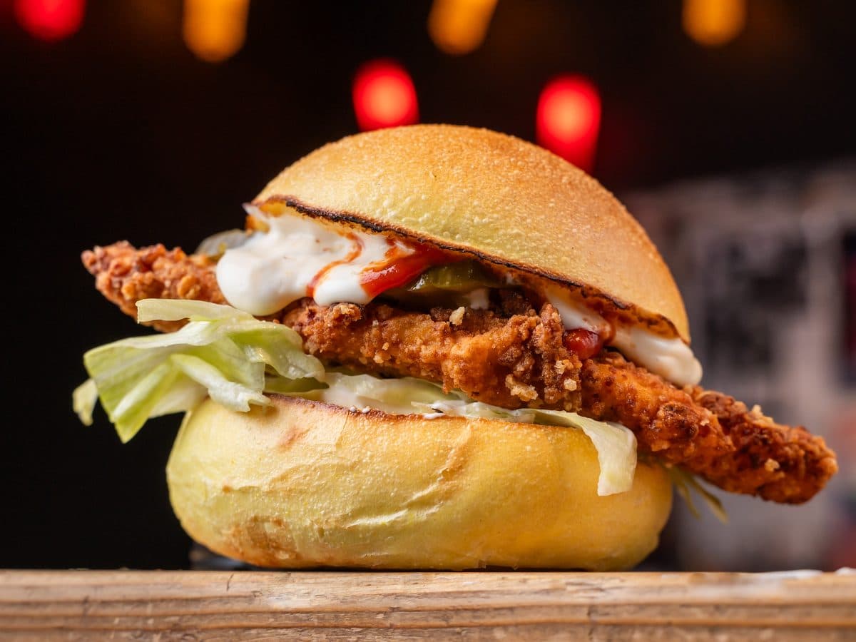 Krispi – Chicken-Burger mit knusprig frittiertem Hähnchen