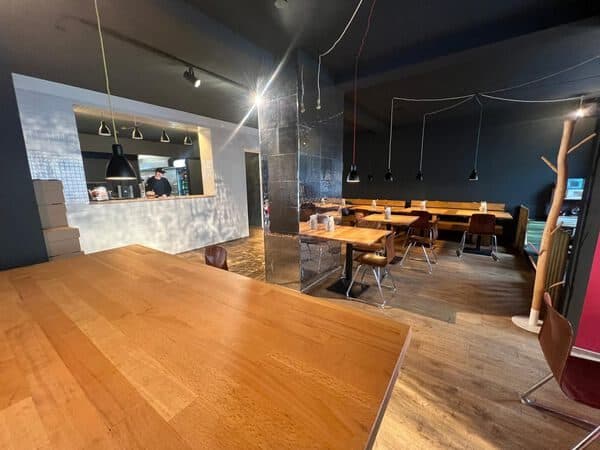 Innenraum Ehrenfeld mit langer Holztafel